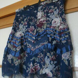 Adorable Le Chateau skirt. For a teen or a petite adult. 100% cotton lining.